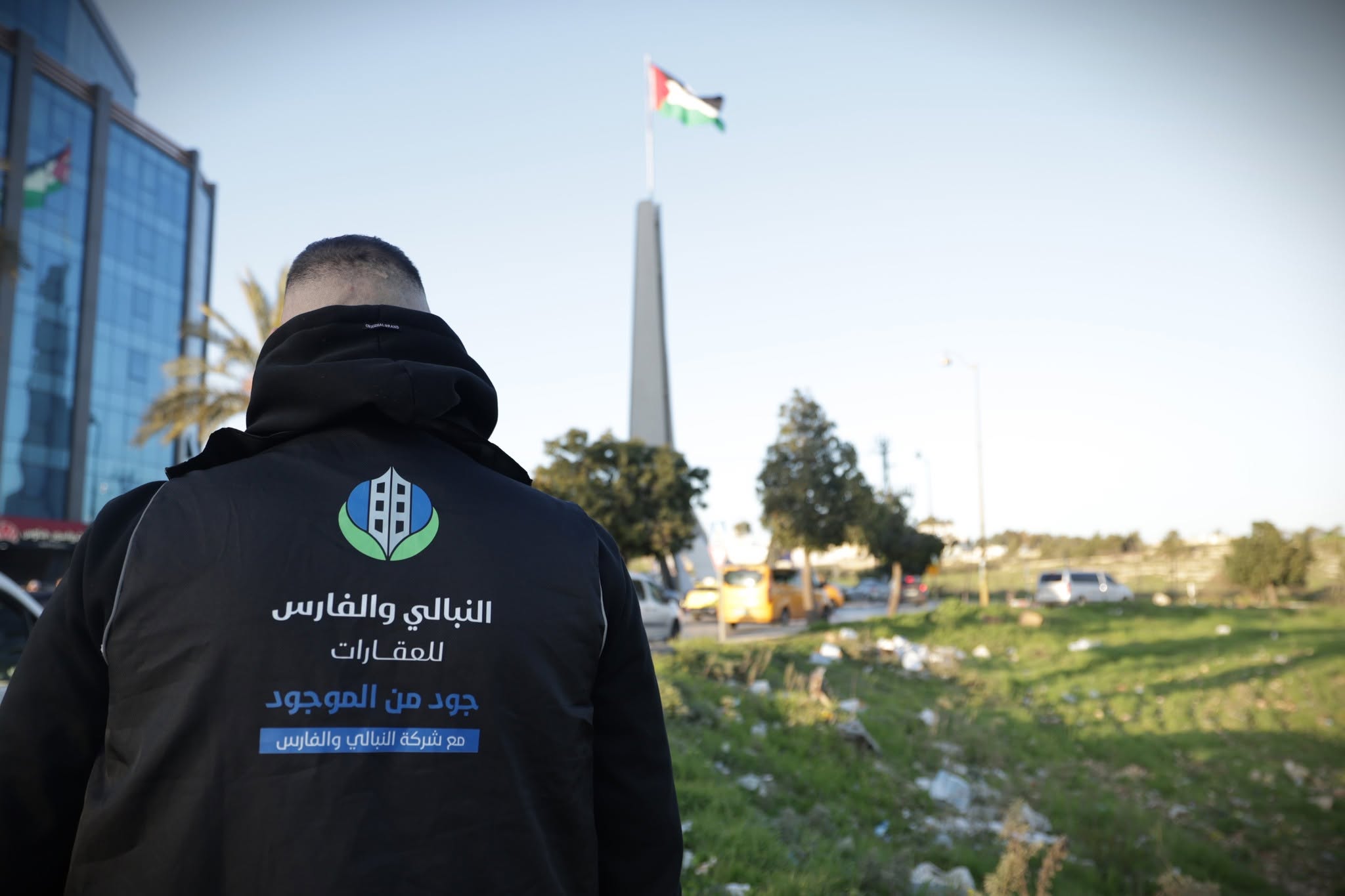 النبالي والفارس توزع وجبات الإفطار والتمور والمياه ضمن حملة 